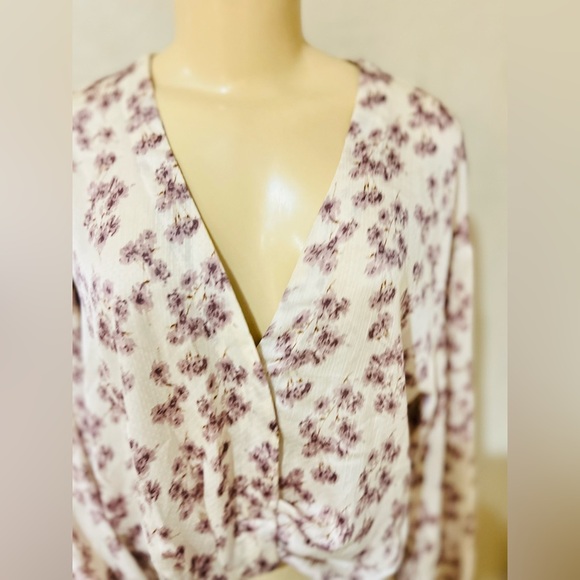 ASTR The Label ~ Size M ~ Lilac Floral Print Faux Surplice Wrap Crop Blouse - Picture 6 of 13